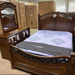 Leahlyn Warm Brown Panel Bedroom Set

/ Queen&King size Available 