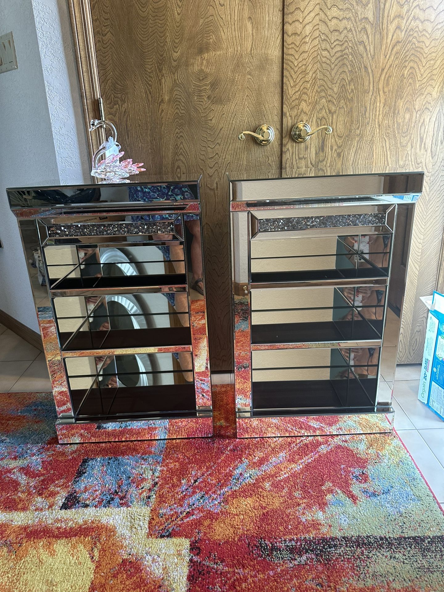 2 Mirrored Stands