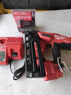 Milwaukee 16 GA Finish Nailer Combo Kit
