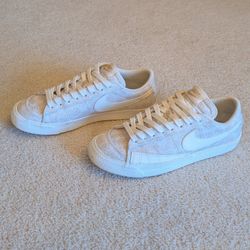 Nike Womens Size 8.5 Blazer Low 77 Flower Embroidery Casual Shoes Sneakers DR9955-100 Sail Sesame