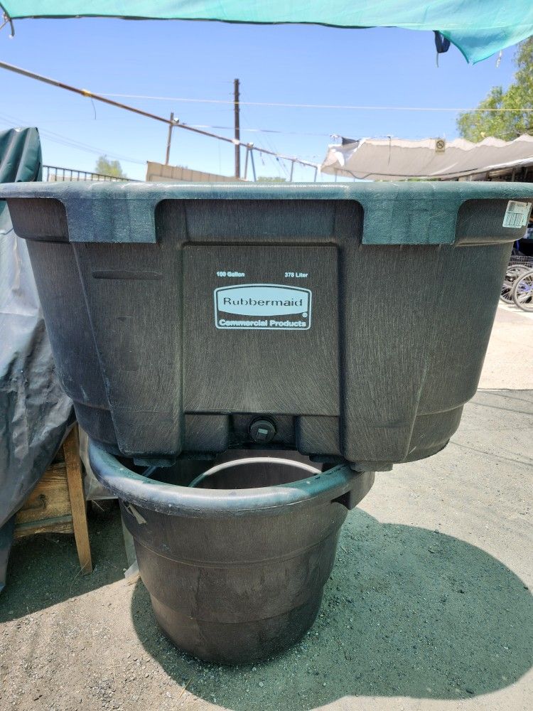 100 Gallon Rubbermaid Tub