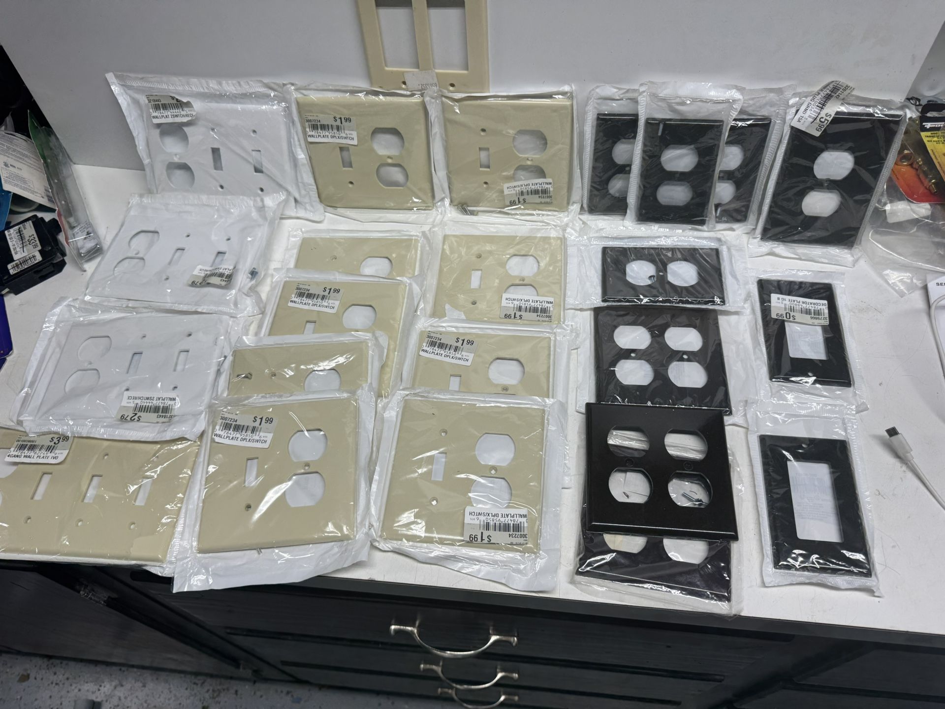 New 25 Plastic Electrical Wall Plates. $15 Takes All. Must Pick Up