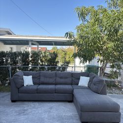 Grey Sectional Sofa !!! Great Condition 
