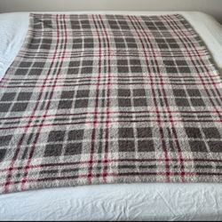 Cozy Gray Plaid Throw Blanket – Soft & Warm