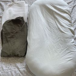 Snuggle me lounger with extra muslin covers included