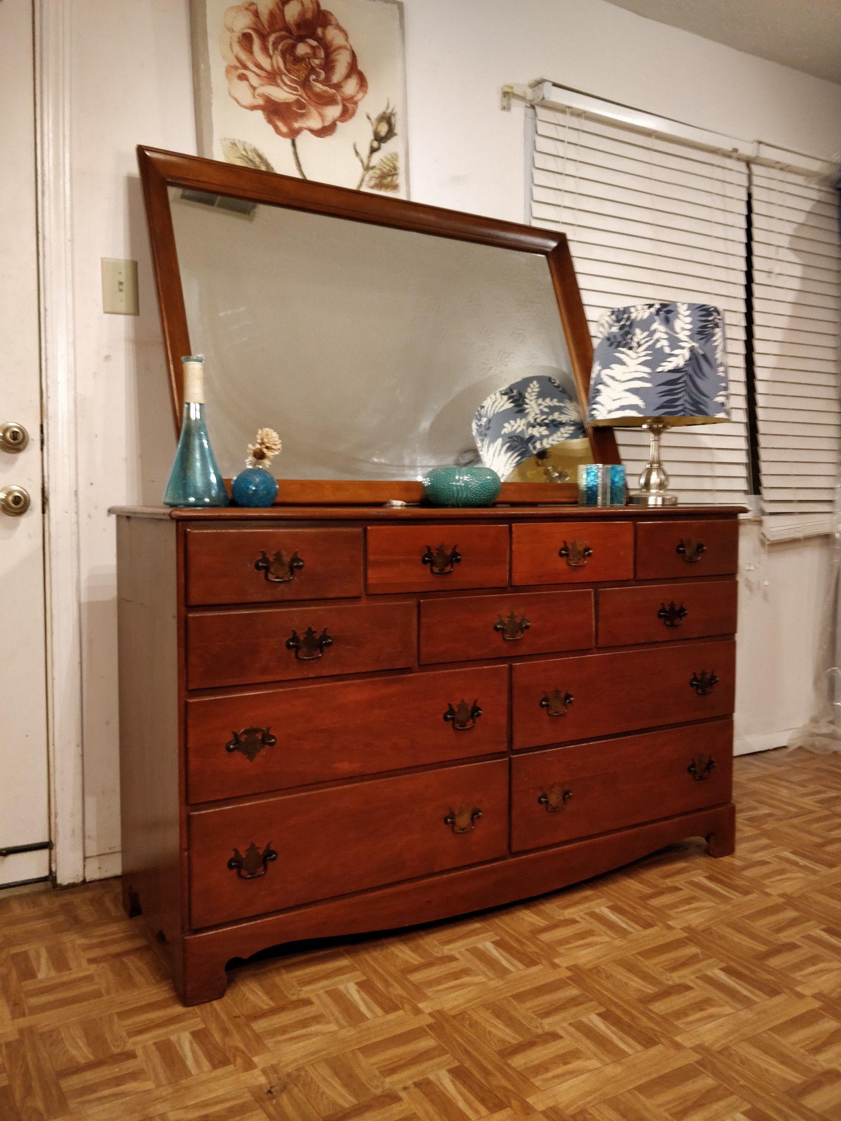Solid wood dresser with 11 drawers & big mirror in good condition all drawers working well,dovetail drawers, pet free smoke free. L56"*W18"*H34"