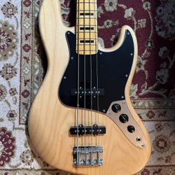 Fender Squier Classic Vibe 70’s Jazz Bass Maple Fingerboard Natural Mint Condition!