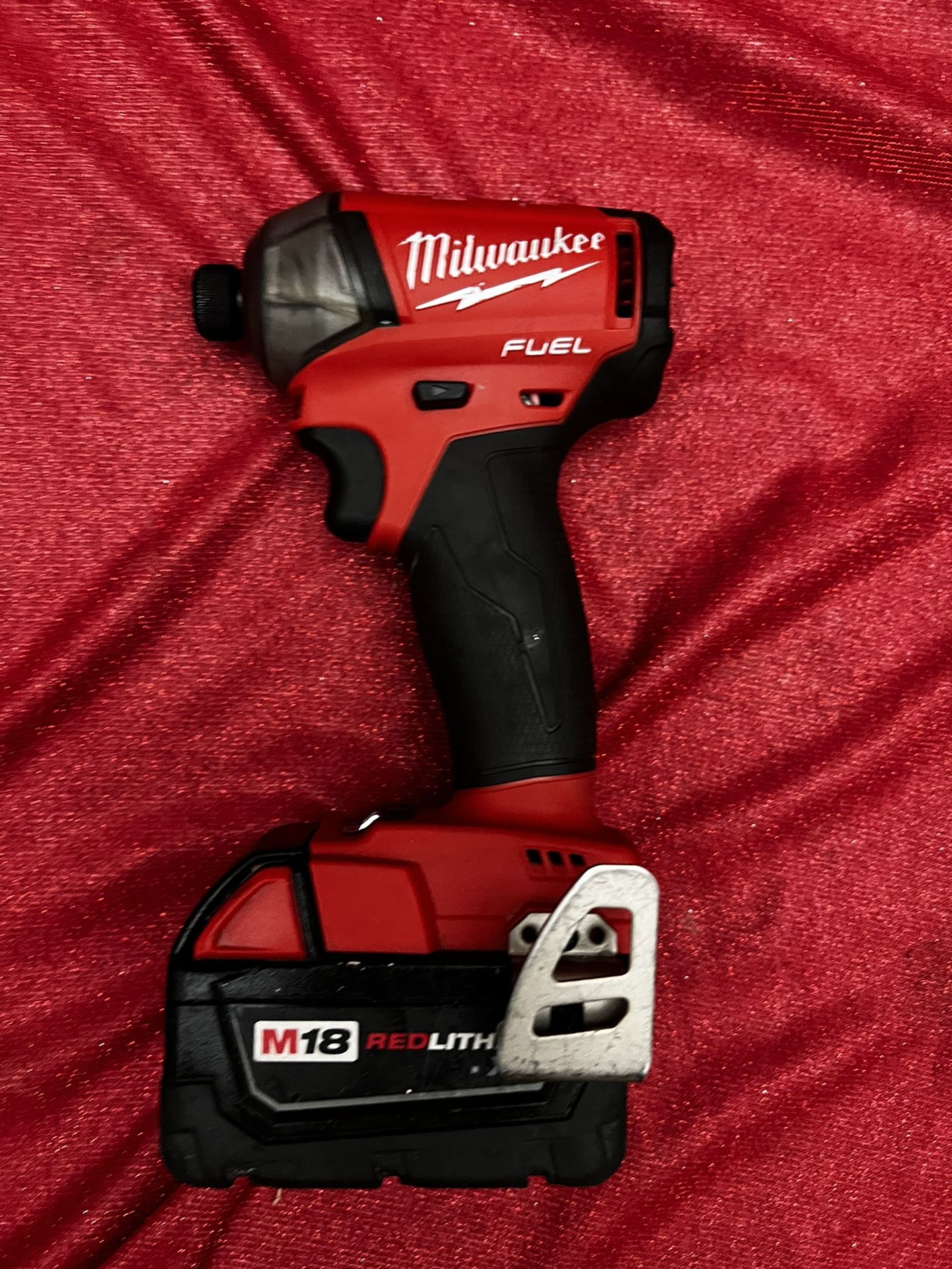 Impacto Fuel Milwakee Y Bateria $110 Usados Buenas Condiciones