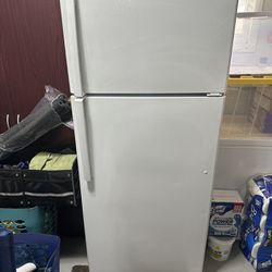 GE fridge - WHITE