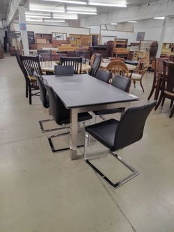 Modern extendable table W/ 6 chairs