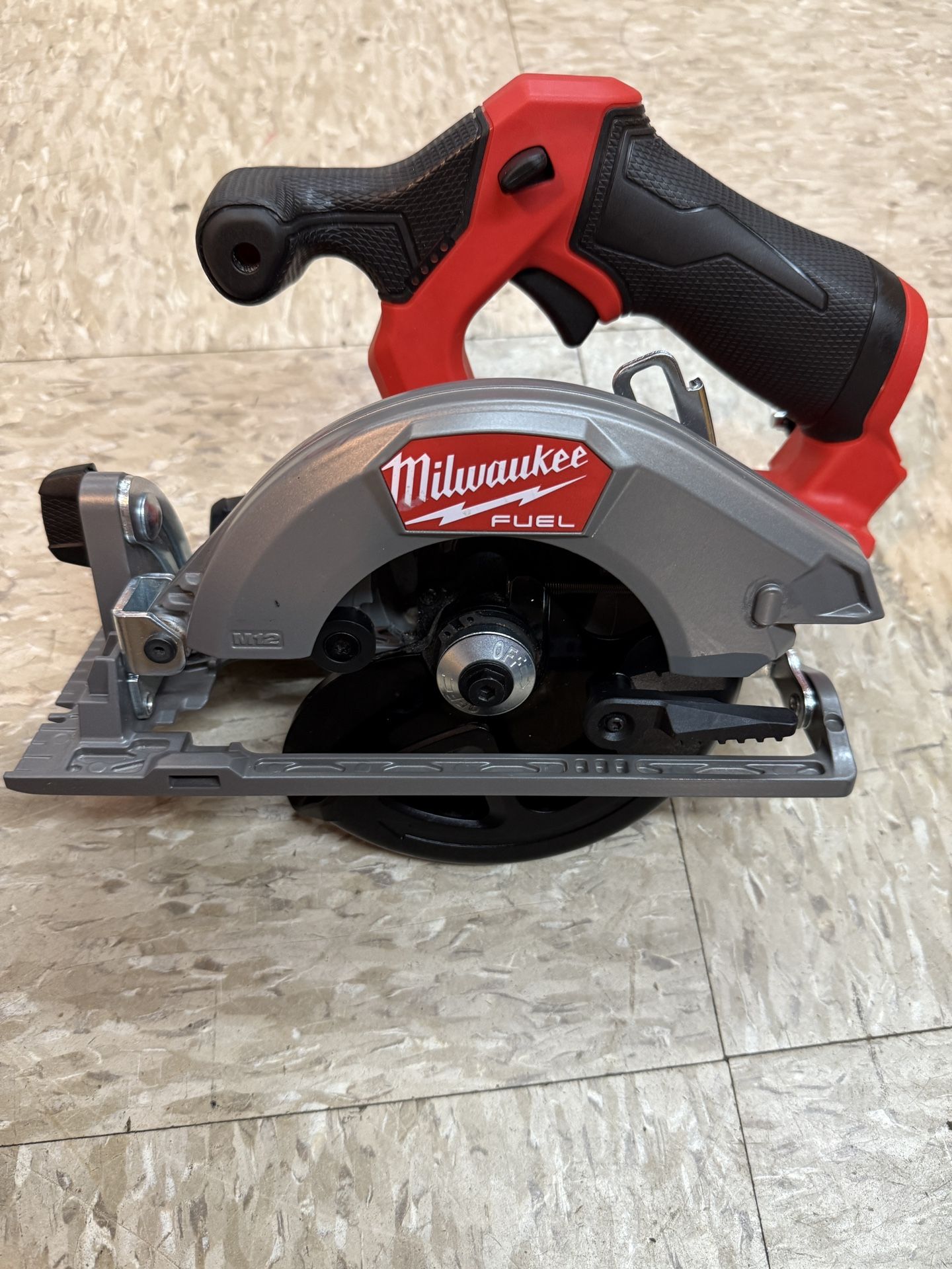 Milwaukee M12 FUEL 12V Lithium-lon Brushless 5-3/8 in. Cordless Circular Saw (Tool-Only)