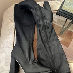 Black heeled boots 