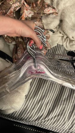 Keira Plastina, thick plastic quality hangersp