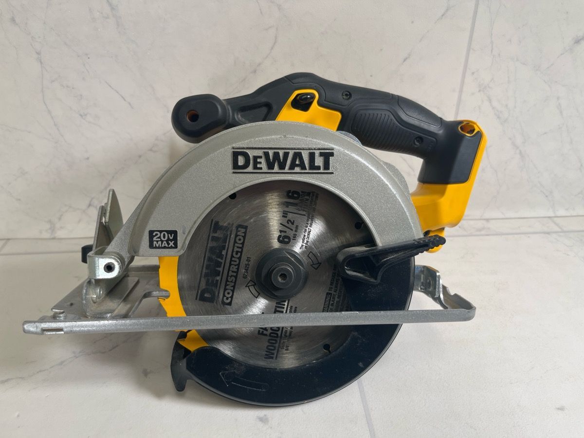 DeWalt 20V MAX Cordless 6.5" Sidewinder Circular Saw w/ Battery – Pre-Owned (A1G010401)