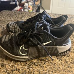 Great Deal Like New Women’s Size 81/2 Black Nike Shoe  