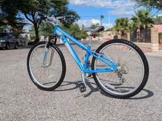 26’’ Diamondback Women’s Mountain Bike Small Frame 26 Tire