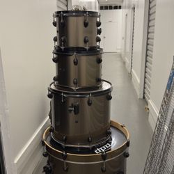 Drums - Full kit w/hardware 