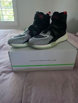 Basketball shoes