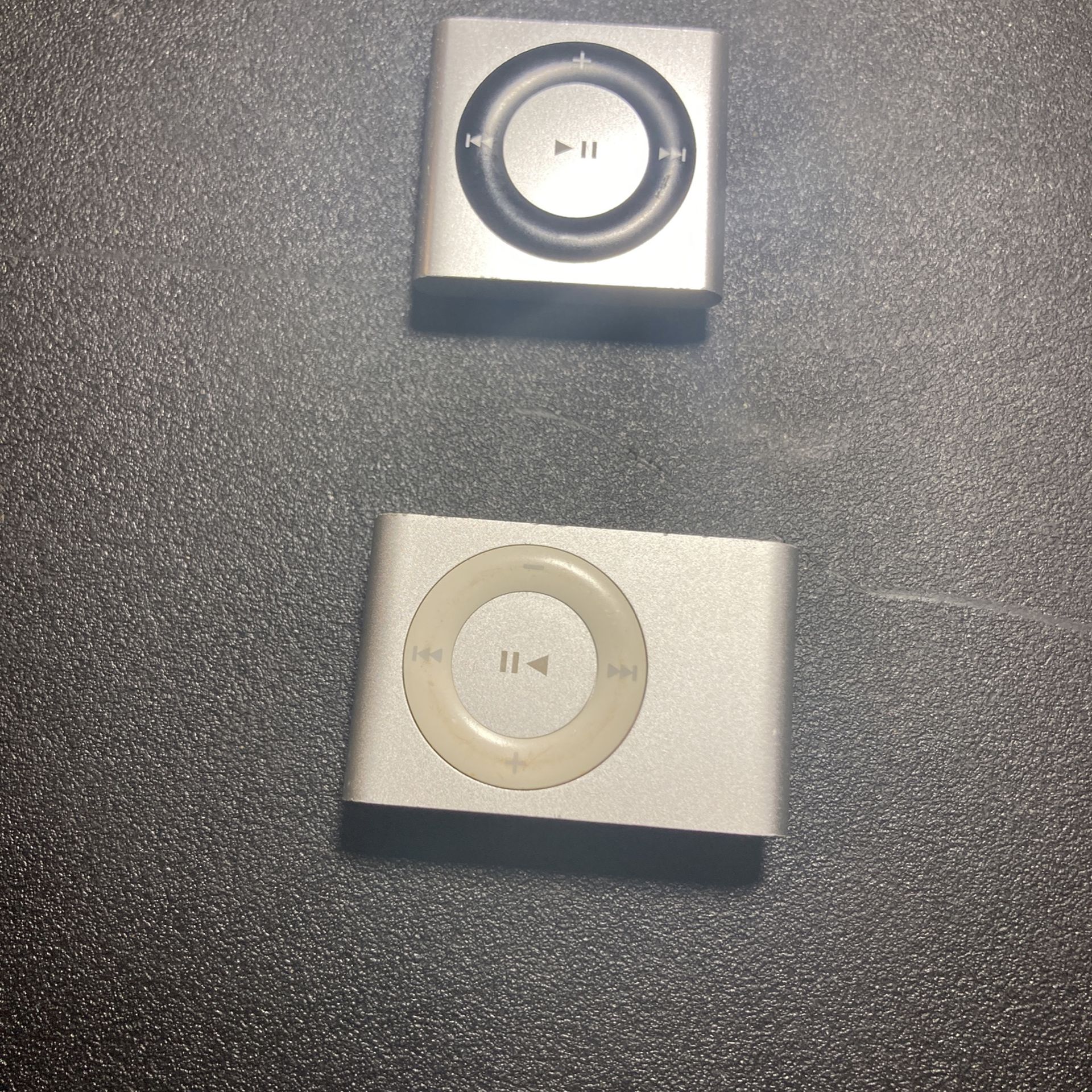 2 iPods  $60dll 