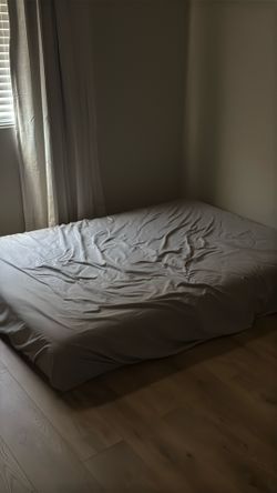 Like new Full mattress no box spring