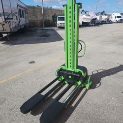 Lifting Stacker (Montacargas) 1,500 Lbs Capacity,   Negotiable