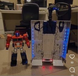 Robosen Flagship Transformers Optimus Prime and Trailer