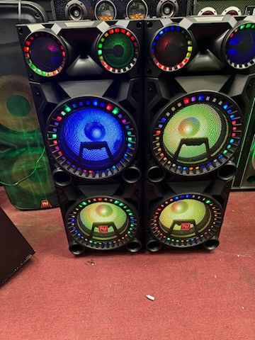 Latest Model Loud Bluetooth Party Speaker. Brand New. Free 🎤