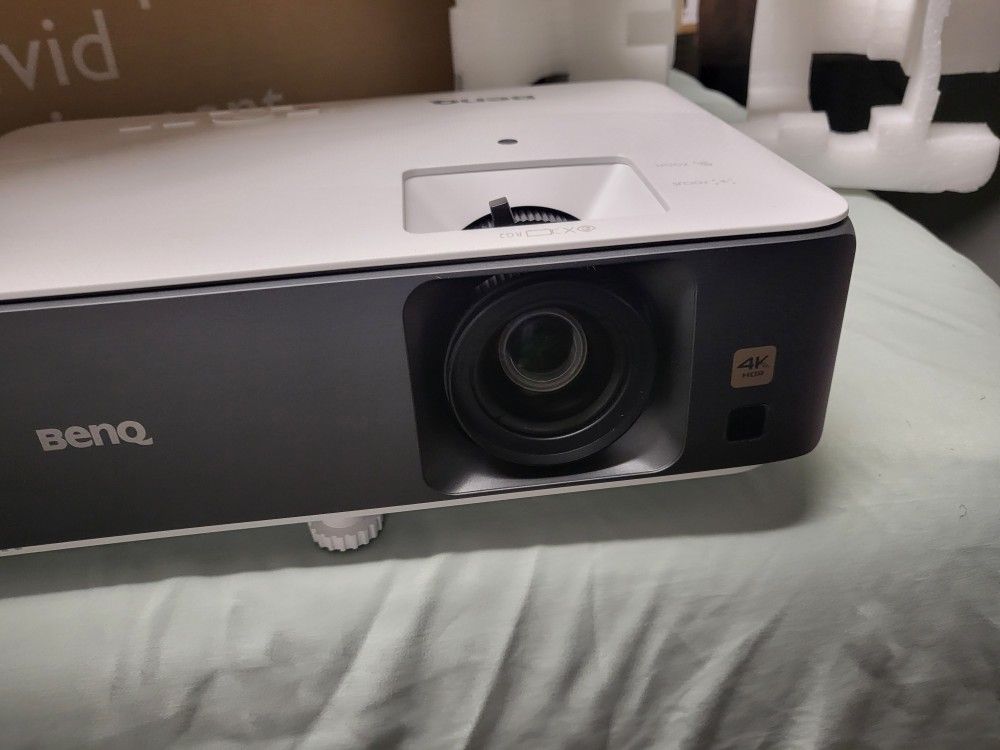 BenQ TK700 4K HDR 16ms Low Input Lag Gaming DLP Projector. open box for pictures,  new.