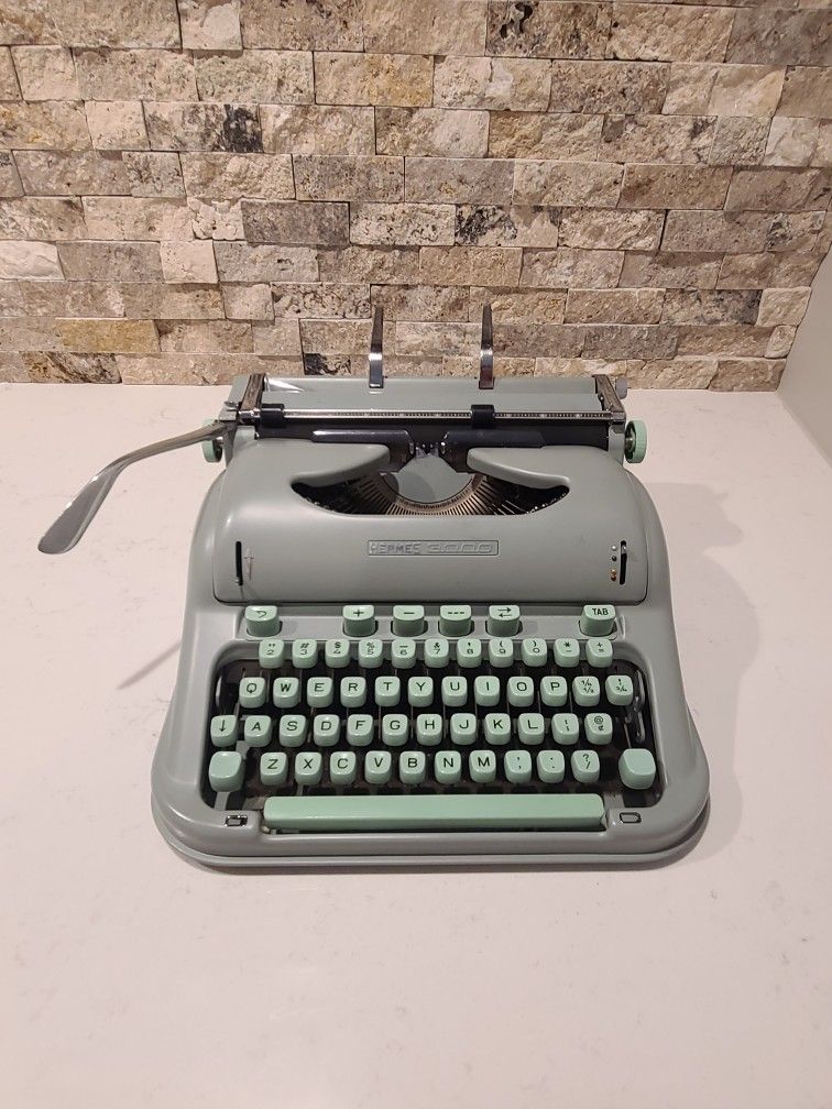 Manual Typewriter Hermes 3000