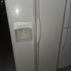 Frigidaire Refrigerator With Ice And Water