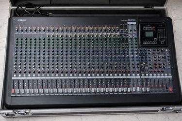 YAMAHA MGP32X 32-Channel Premium Mixer with USB and Effects + Odyssey Case (PO1023225)