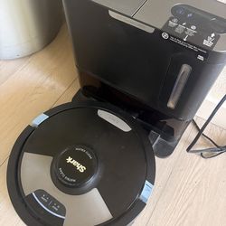 Shark Robitic Vacuum Cleaner/Aspirateur (Matrix Clean)