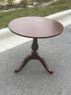 Ethan Allen British Classics Pineapple Accent Table 29-8906 #260 Cinnabar. Used in good condition with some cosmetic blemishes. These blemishes are in