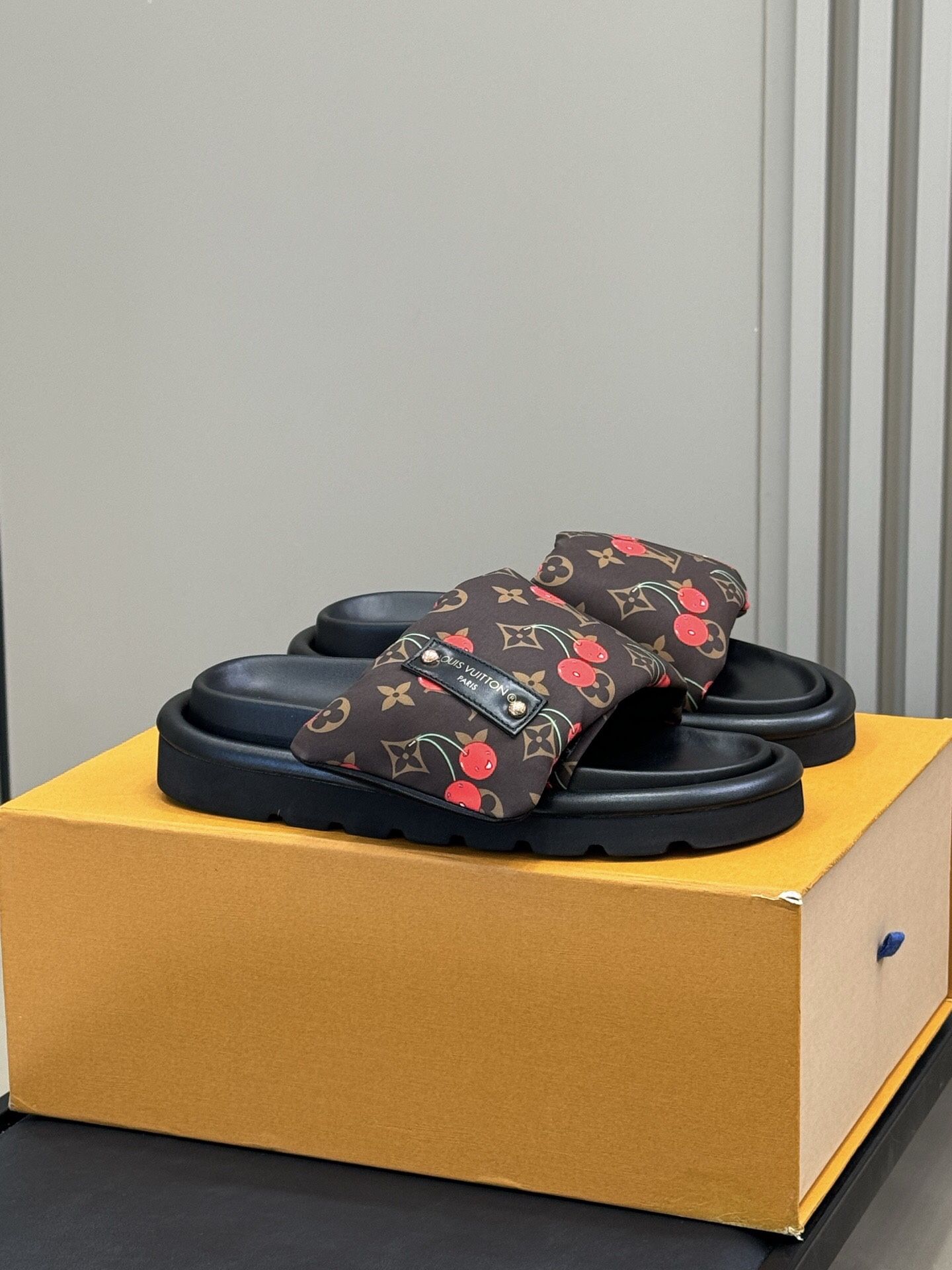 Fashionable co-branded slippers