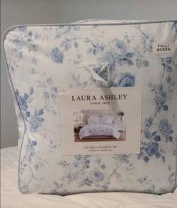 NEW WITH MINOR FLAW DISCOUNT Laura Ashley Belinda Full/Queen Comforter Set – New. Regular $150+tax
