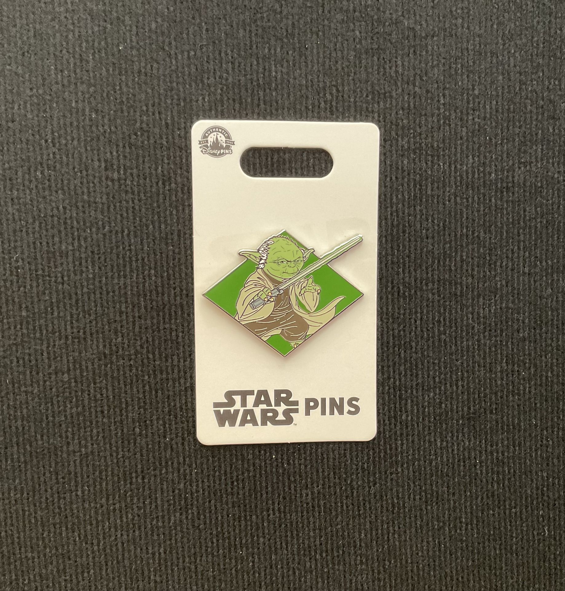 Disney Pins - Star Wars Master Yoda Jedi