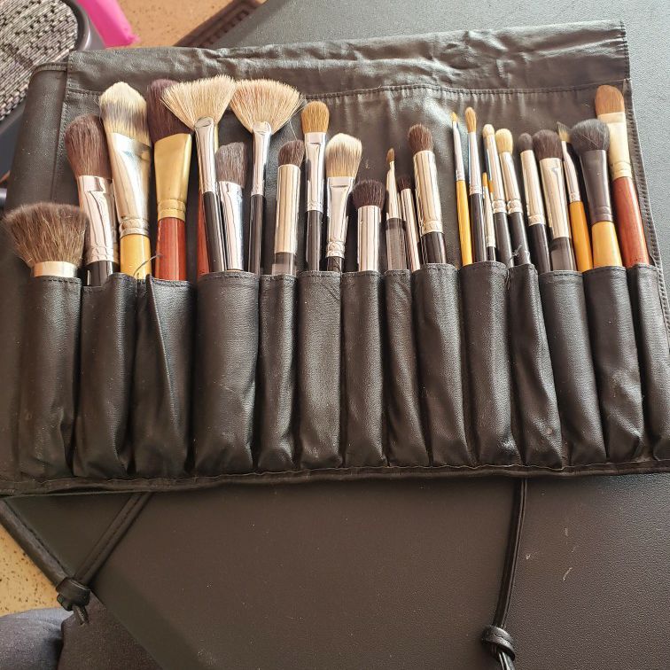 New and Used Makeup brushes for Sale in Laurel, MS - OfferUp
