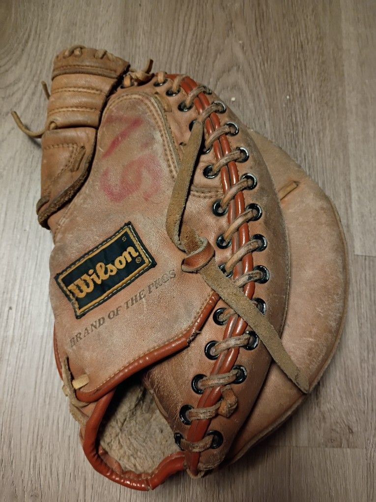 Vintage Wilson Tony Pina Catches Mitt