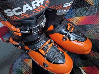 Scarpa men's skiing boot