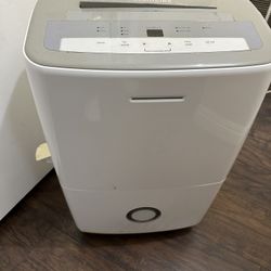 DEHUMIDIFIER $20 WORKS GREAT