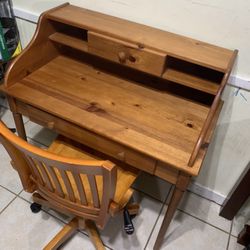 Real And Solid Wood Made Desk. (in Great Condition) Super Sturdy