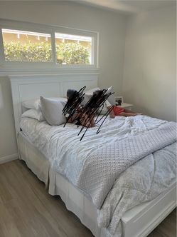 3 Piece Bedroom Set with Queen Bedframe