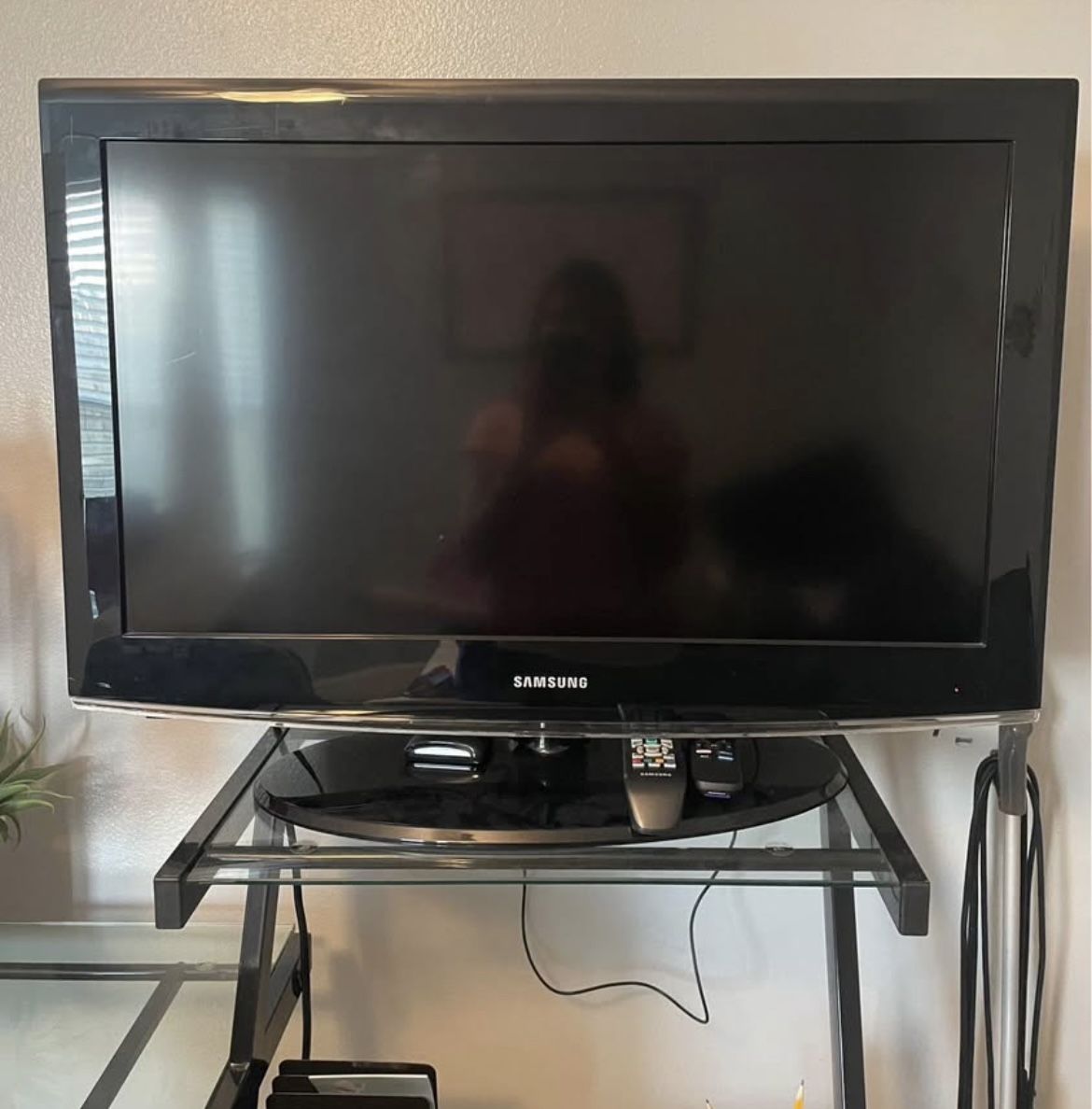 32” SAMSUNG TV with Brand New Roku
