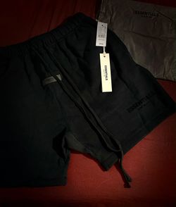 Essential shorts with tags
