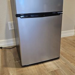 Galanz 3.1 Mini Refrigerator 