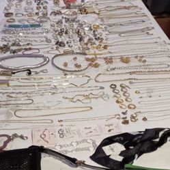 I'm selling 10 bags of used clothing , 450 pieces Jewelry / Estoy vendiendo 10 bolsas de ropa usada y  un lote de joyeria de 450 piezas