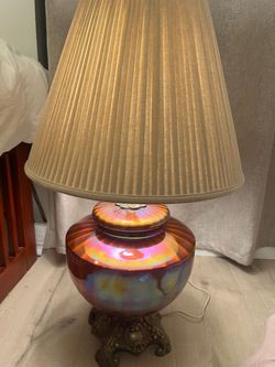 Vtg mid-century Hollywood Regency 1972 iridescent amber carnival glass lamp, brass 32” tall