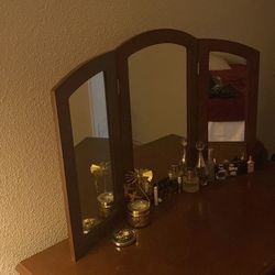 Vanity desk and chair- Pickup only