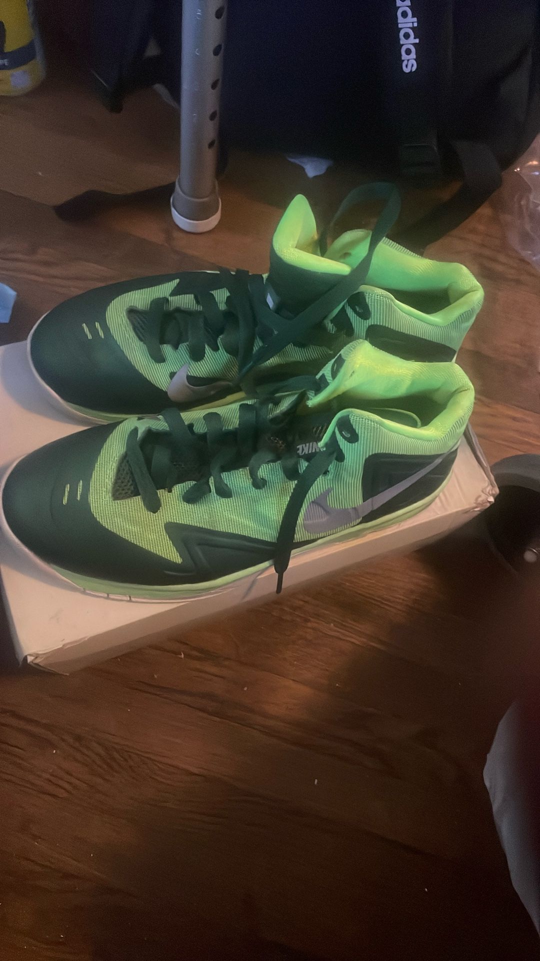 Tennis shoes