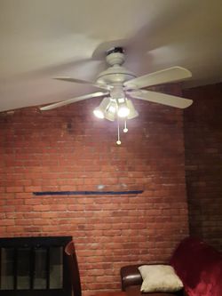 Hampton Bay Ceiling Fan W/remote